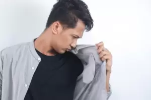 El sencillo truco para que la ropa no huela a humedad