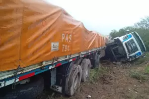 Impactante vuelco de un camin en la Cuesta del Totoral