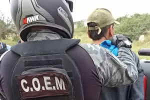 Revent los vidrios de un auto y lo detuvieron