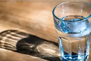 El increble truco del vaso de agua para saber si un billete es falso