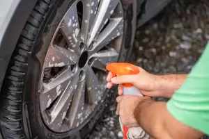 El ingrediente de cocina que dejar las ruedas de tu auto como nuevas