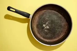 El eficaz y sencillo truco casero para quitar lo quemado de la sartn