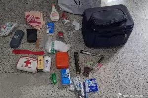 Robaron un stereo y mochila del interior de un auto: los detuvieron