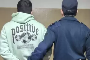 Manejaba en contramano en su moto y termin tras las rejas