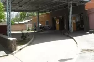 Operario municipal cay de un poste de luz en F.M.E