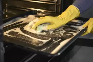 Adis a los pegotes en la rejilla de la cocina: cmo limpiarla con solo dos ingredientes