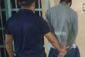 Intent agredir a un oficial con una cuchilla y termin detenido