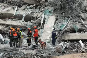 Sigue la bsqueda de sobrevivientes en Myanmar y Tailandia