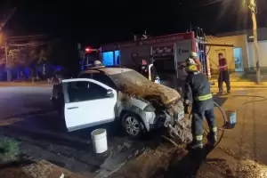 Bomberos sofocaron el incendio de una camioneta en Capital
