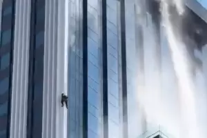 Tailanda: el video de un hombre que limpiaba vidrios cuando comenz el temblor