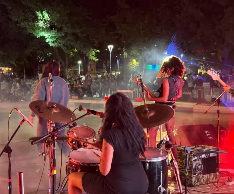 Nadia Larcher y 'Tinya Raz' hicieron vibrar La Alameda"