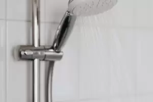 El truco infalible para que la ducha de tu ba�o brille como nunca