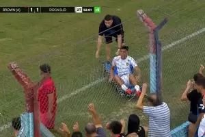 Esc�ndalo: un camillero solt� a un jugador lesionado y desat� una batalla campal