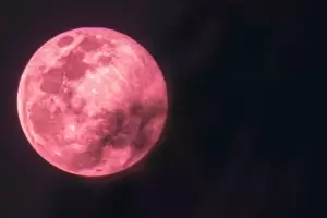 Luna llena rosa, el confuso fenmeno astronmico que puede verse en abril