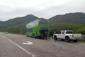 Piden transitar con precaucin por RN 38 por mnibus detenido en borde de calzada