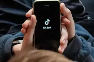 Por un reto de TikTok, tres adolescentes abusaron sexualmente de un compaero