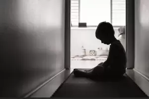 Una mujer apual a su pareja delante de su hijo de cinco aos