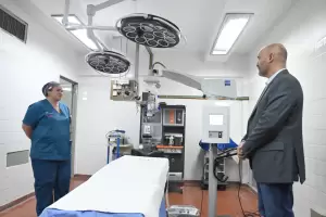 El "San Juan Bautista" incorpor un moderno microscopio quirrgico