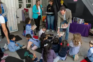 Educaci�n entreg� libros de textos a alumnos del JIN N�2 de Capital