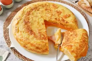Cmo hacer una deliciosa tortilla de papas rellena de jamn y queso?