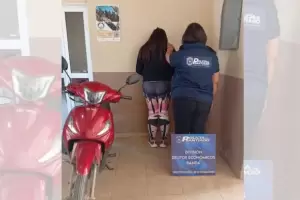 Us� la tarjeta de su t�a fallecida, gast� $7 millones y fue detenida