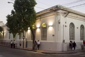 Alumnos del IES Clara J. Armstrong se movilizan contra el cierre de carreras