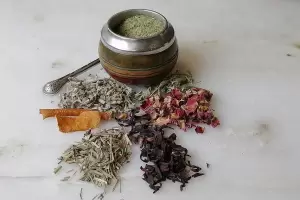 La hierba que no puede faltar en tu mate: desinflama y reduce el cansancio