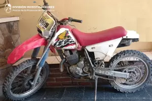 Llevaba moto adulterada en la caja de la camioneta