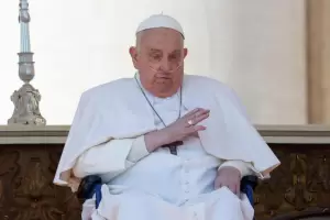 Francisco reapareci por sorpresa ante los fieles en la Plaza San Pedro