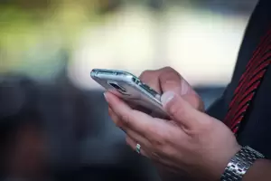 Estafas virtuales: cmo darse cuenta que ests siendo vigilado a travs de tu telfono y cmo evitarlo