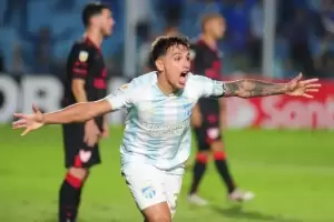 Atltico Tucumn venci a Instituto sobre el final en un partidazo