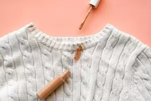El truco eficaz y sencillo para quitar manchas de maquillaje de la ropa