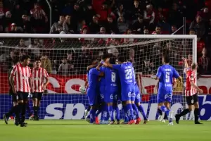 Estudiantes no aguant la ventaja y cay ante U de Chile en La Plata