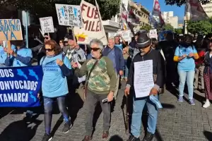 Jubilados Autoconvocados marchan acompaados por gremios en la previa del paro