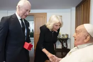 En su aniversario de boda, el rey Carlos y Camilla visitaron al papa Francisco