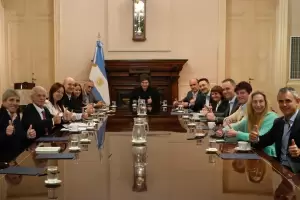 "Hoy se trabaja", la foto de Milei y su gabinete en medio del paro