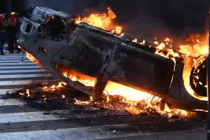 Condenaron a un barrabrava por incendiar un patrullero durante la marcha de jubilados