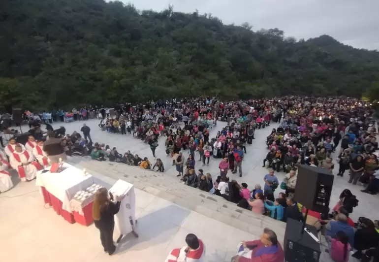 Una multitud de fieles peregrin dando
inicio a la Semana Santa en la dicesis