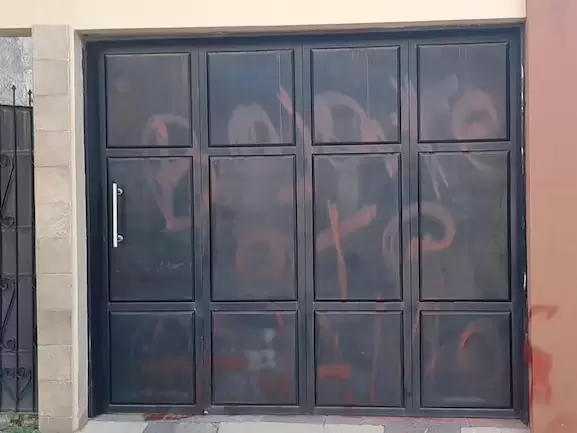 La pintada en el port�n de Albizo Caz�n