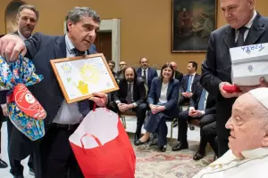 Francisco se rene con todo su equipo mdico y prepara los ritos de la Pascua