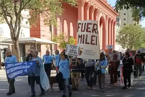 Jubilados exigen a la Provincia un subsidio de emergencia de $180 mil