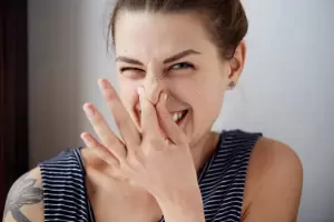 El truco casero para eliminar definitivamente el olor a comida de la mochila