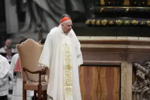 El Vaticano inicia la Pascua con un Francisco mejorando, pero al margen