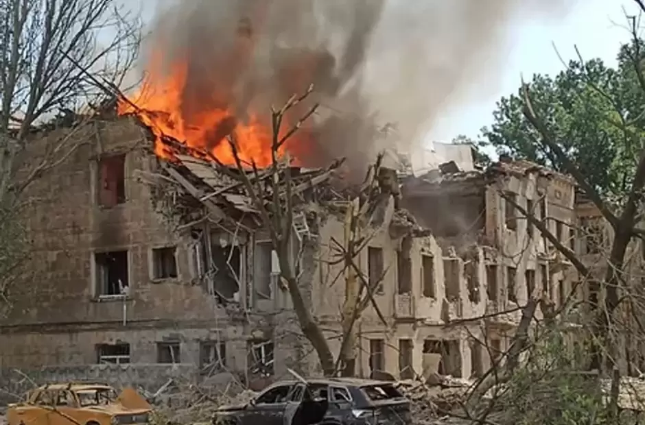 Edificio de Dnipro incendiado tras el bombardeo