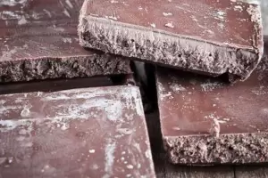 Chocolate con manchas blancas: es seguro comerlo o hay que desecharlo?