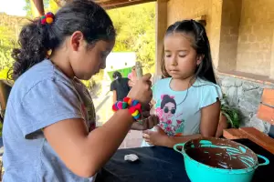 Mini chefs en acci�n: los chicos se divirtieron realizando sus propios huevos de Pascua