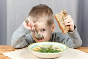 Cuatro trucos efectivos para ayudar a chicos selectivos con la comida