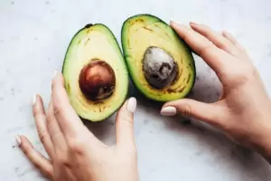 El truco definitivo para conservar las paltas ya cortadas sin que se echen a perder