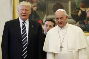 Trump asistir al funeral del papa Francisco y ordena luto oficial en EE.UU.