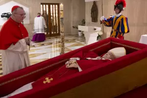 Las primeras imgenes de Francisco en su fretro y se confirma la fecha del funeral